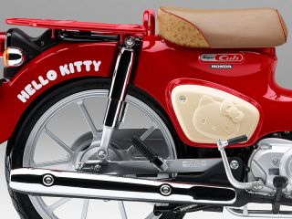 2024年 Super Cub 110 HELLO KITTY（拡大：サイドカバーのハローキティ）