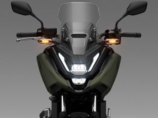 2025年 NC750X Dual Clutch Transmission（フロント灯火類点灯イメージ）