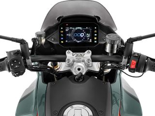 2025年 V100 Mandello S（ハンドルまわりイメージ）