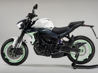 2025年 Tornado Naked Twin500（サイドビュー）