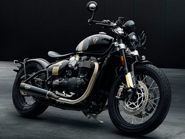 2025年 Bonneville Bobber TFC ファントムブラック（カタログメイン）