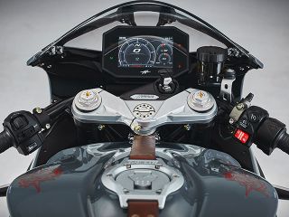 2023年 SUPERVELOCE 800（ハンドルまわりイメージ）