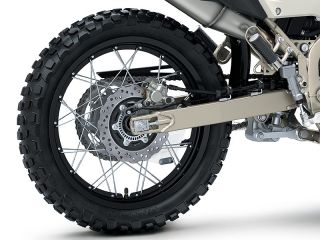 2026年 KLX230 SHERPA S（後輪にチューブレスタイヤ採用）