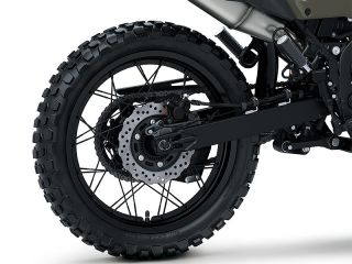 2026年 KLX230 DF（後輪にチューブレスタイヤ採用）