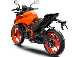 2025年 390 DUKE（リアビュー）