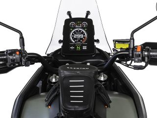 2025年 CROSSFIRE 500 STORR（ハンドルまわりイメージ）