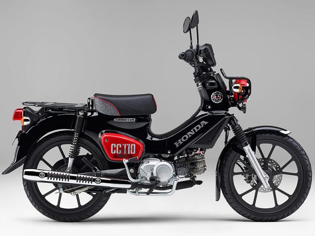 2026年 CrossCub 110 くまモンバージョン グラファイトブラック（カタログメイン）
