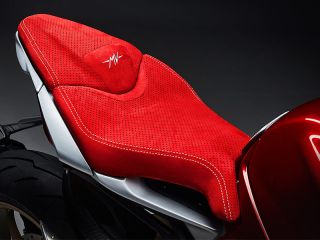 2026年 BRUTALE Serie Oro（アルカンターラ張りのシート）