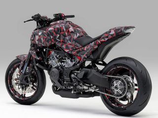 年 V3R 900 E-Compressor Prototype（リアビュー）