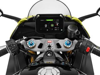 2026年 RS660 Factory（ハンドルまわりイメージ）