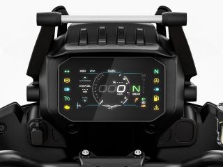 2026年 STELVIO（メーター表示イメージ）