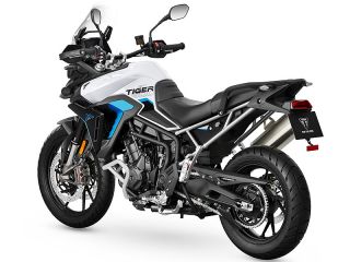 2026年 Tiger 900 Alpine Edition（リアビュー）