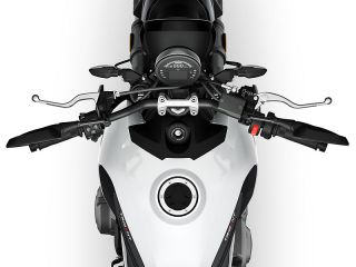 2026年 TRIDENT 660（ハンドルまわりイメージ）