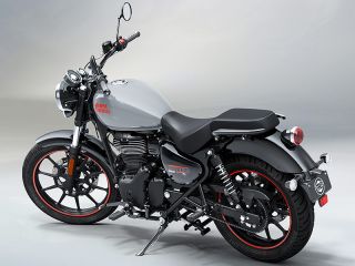 2026年 Meteor350 FIREBALL（リアビュー）