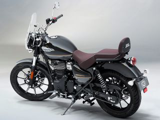 2026年 Meteor350 SUPERNOVA（リアビュー）