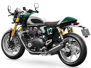 2026年 Speed Twin 1200 Cafe Racer Edition（リアビュー）