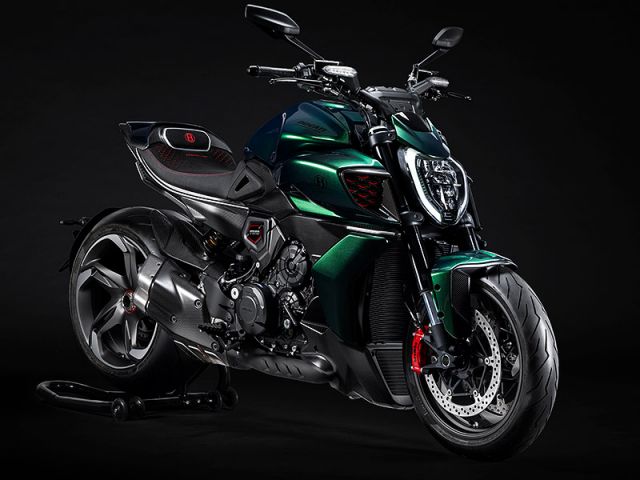 2024年 Diavel for Bentley スカラベグリーン（カタログメイン）