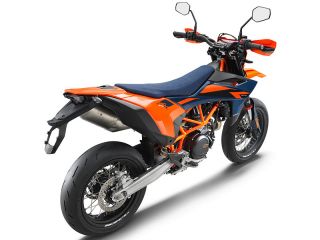 2026年 690 SMC R（リアビュー）