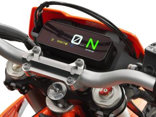 2026年 690 ENDURO R（メーター表示イメージ）