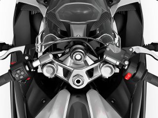 2026年 Daytona 660（ハンドルまわりイメージ）