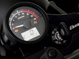 2026年 BIGFOOT 250 Scrambler（メーター表示イメージ）