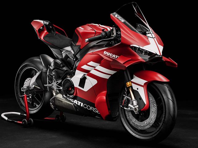 2027年 Superleggera V4 Centenario ロッソ・チェンテナリオ（カタログメイン）