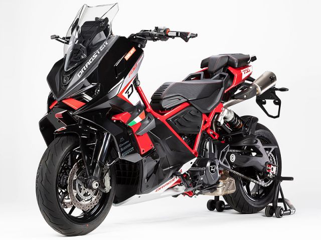 年 DRAGSTER 700 TWIN Premium Edition White/Red（カタログメイン）