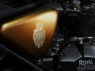 2026年 Classic650 125th Year Anniversary Special Edition（サイドカバーエンブレム）