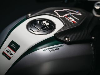 2026年 M1000RR Limited Edition Isle of Man TT.（タンク上部イメージ）