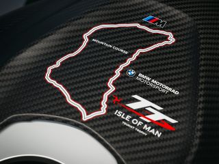 2026年 M1000RR Limited Edition Isle of Man TT.（タンク上部イメージ）