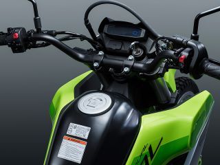 2026年 250 Dual（ハンドルまわりイメージ）