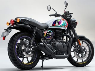 2026年 Hunter350 Dual toneMoonshot White（リアビュー）