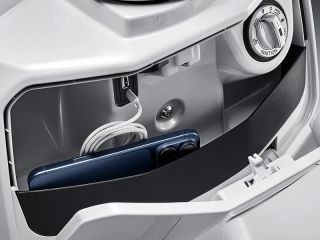 2026年 J200 Sport Line（USBポート）※スマートフォンと接続ケーブルは付属しない