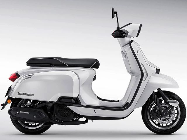 2026年 J125 Sport Line ホワイト（カタログメイン）