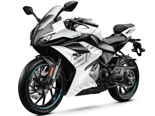 2025年 250SR S ネビュラホワイト（カタログメイン）