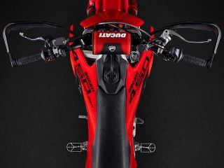 2027年 Desmo450 SM（ハンドルまわりイメージ）